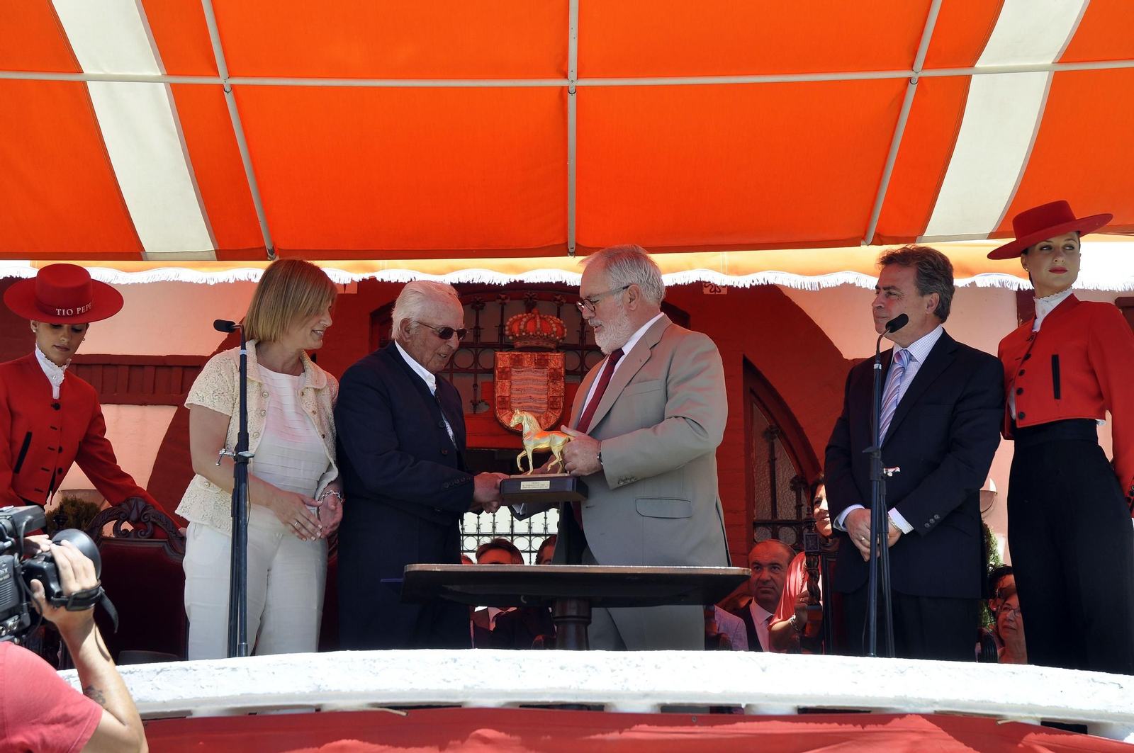 Sebastián Zambrano, reciendo el Caballo de Oro de manos de Arias Cañete, ante la atenta mirada de García-Pelayo, en Sementales en mayo de 2013.