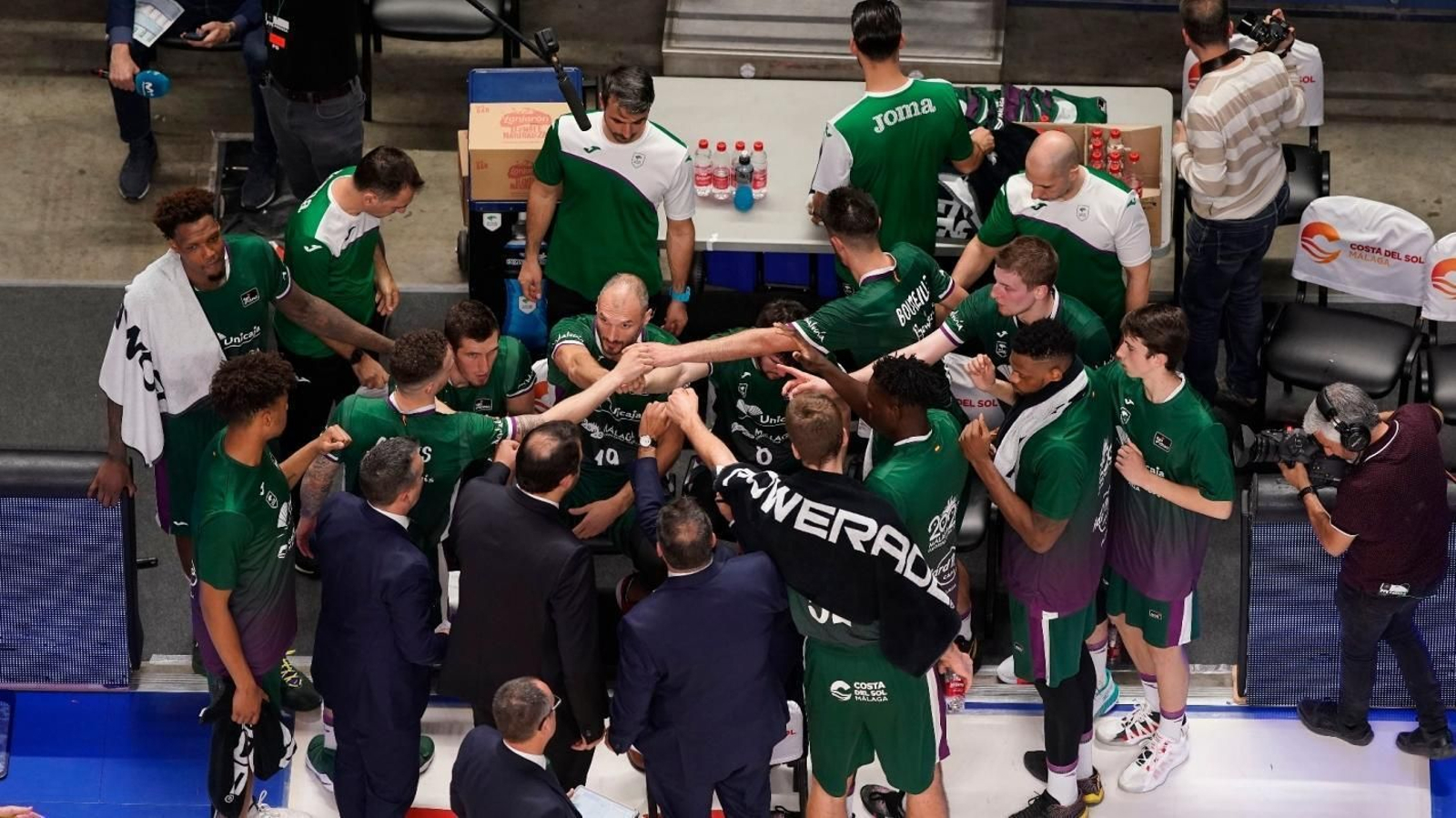 Los jugadores del Unicaja hacen piña.