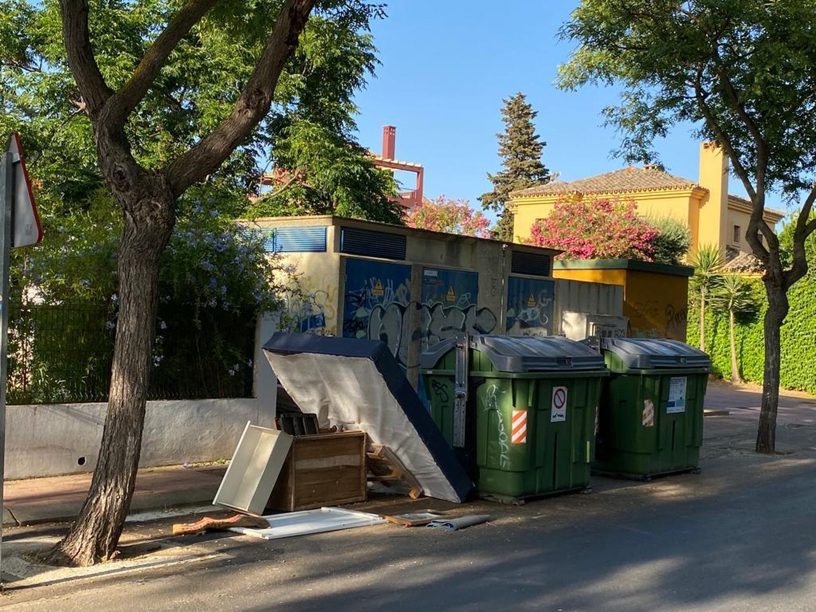 Falta de civismo junto a los contenedores de basura