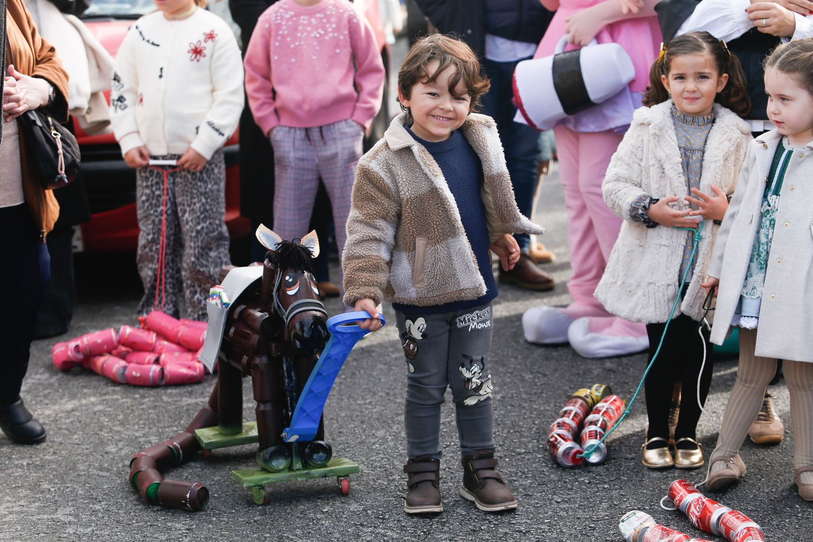 Búscate en las fotos del arrastre de latas 2026 en Los Barrios