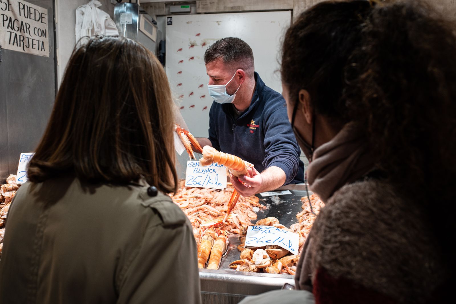Mujeres realizan la compra en el mercado.