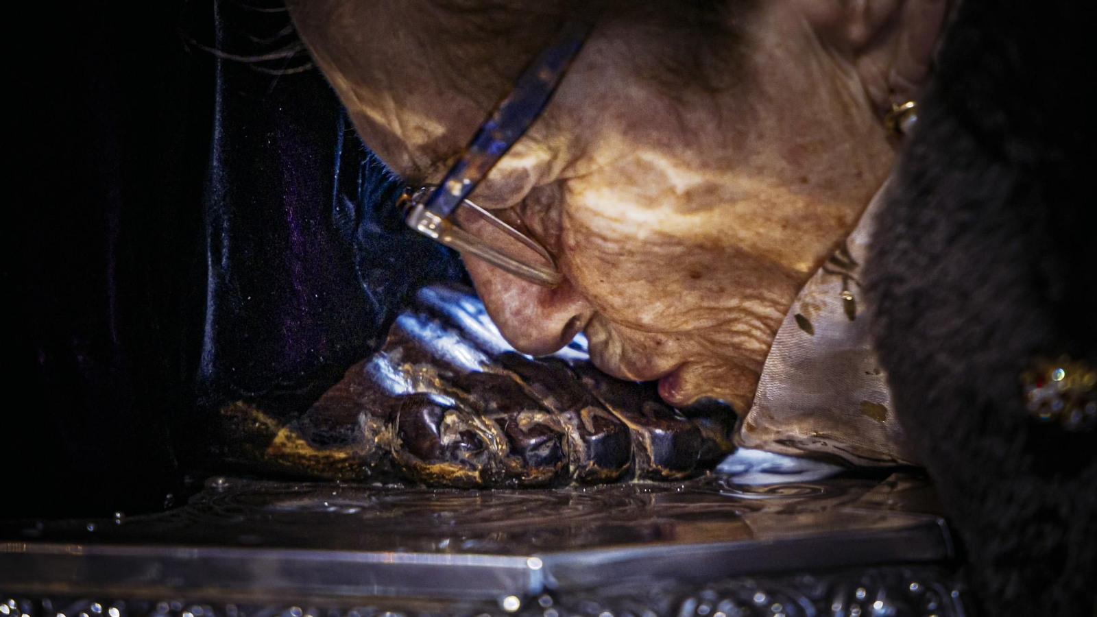 Las imágenes del besapié del primer viernes de marzo al Medinaceli en la Iglesia de Santa Cruz de Cádiz