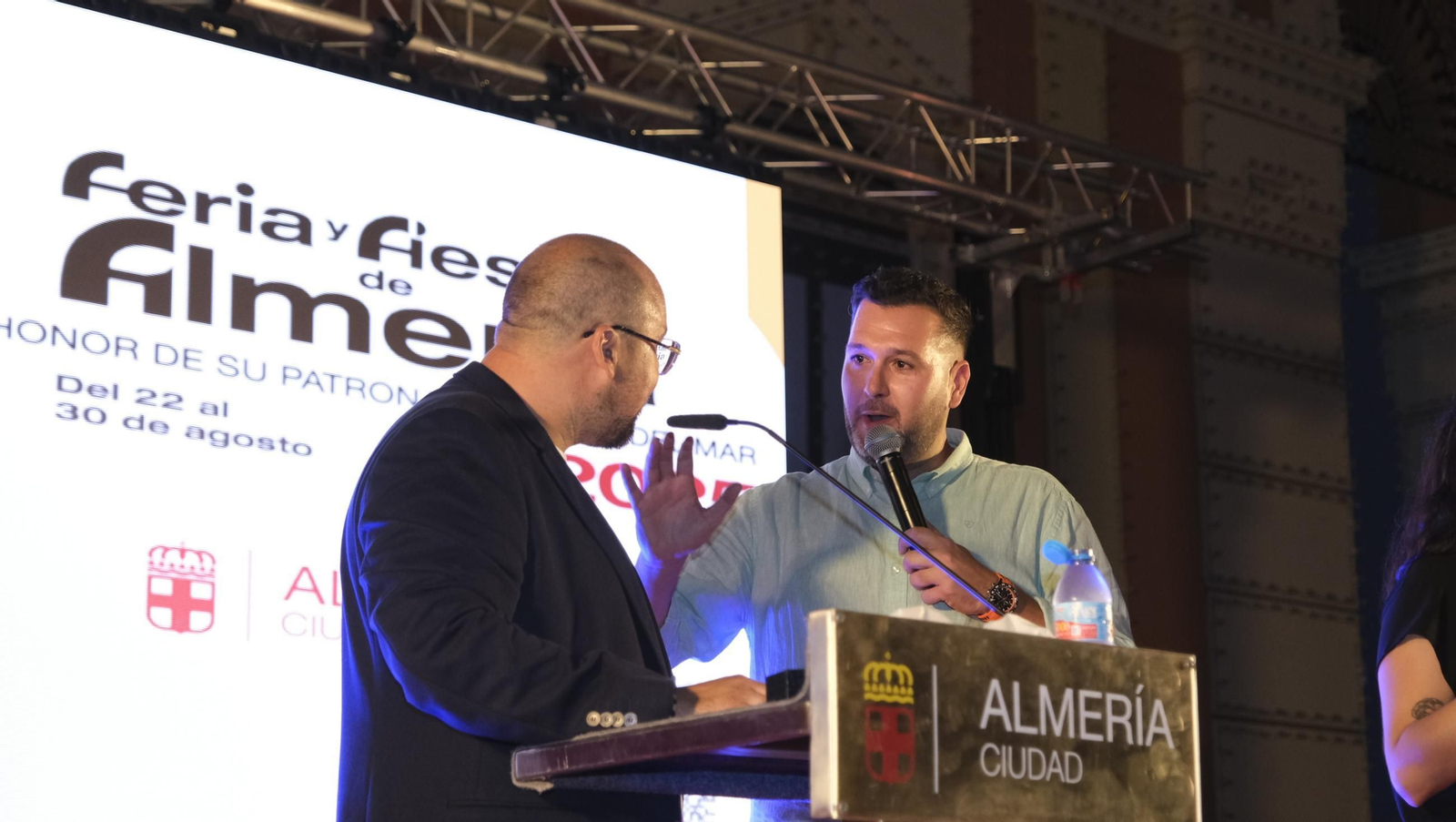 El pregón de la Feria de Almería 2025 y el encendido de la portada, en imágenes