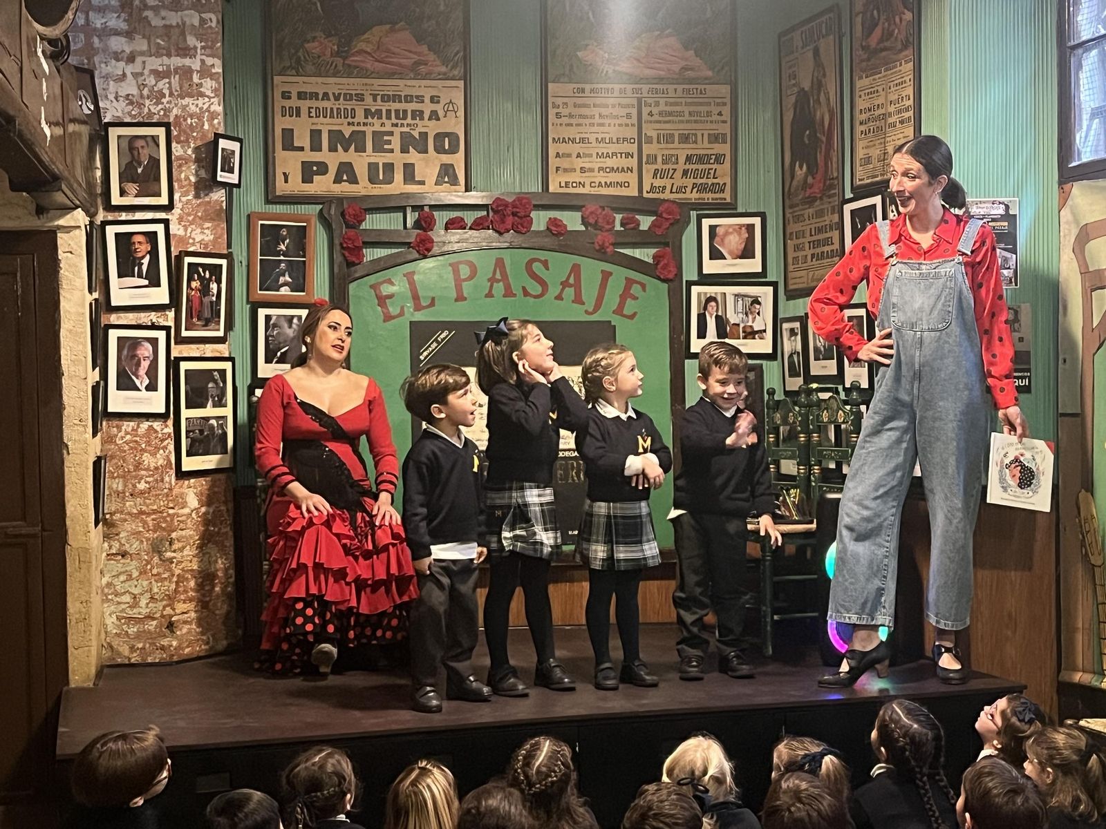 Un momento del acto celebrado por el Colegio Montaigne en el Tabanco El Pasaje.
