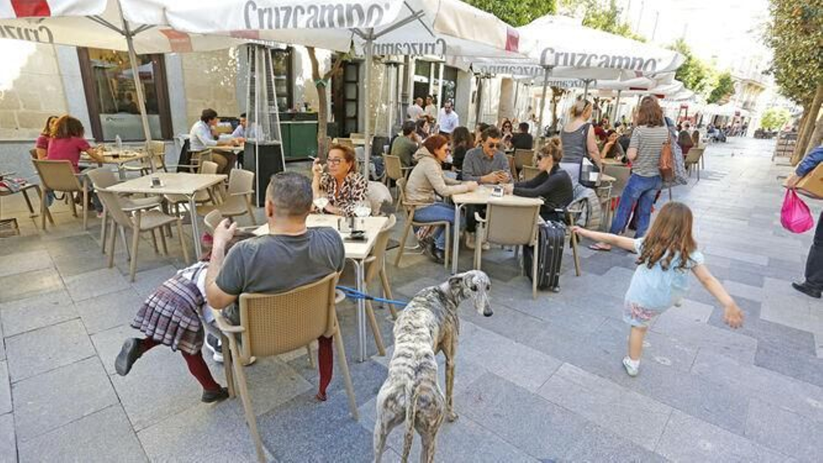 Clientes en la terraza de un bar del centro