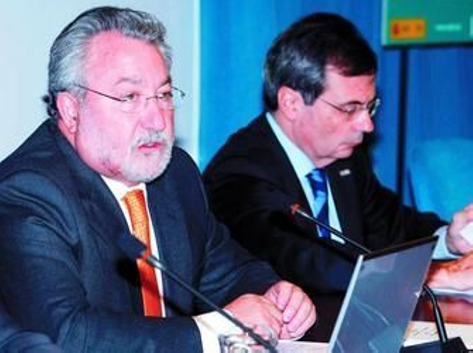 El ministro Bernat Soria junto al director de la Organización Nacional de Trasplantes, Rafael Matesanz, ayer en Madrid.