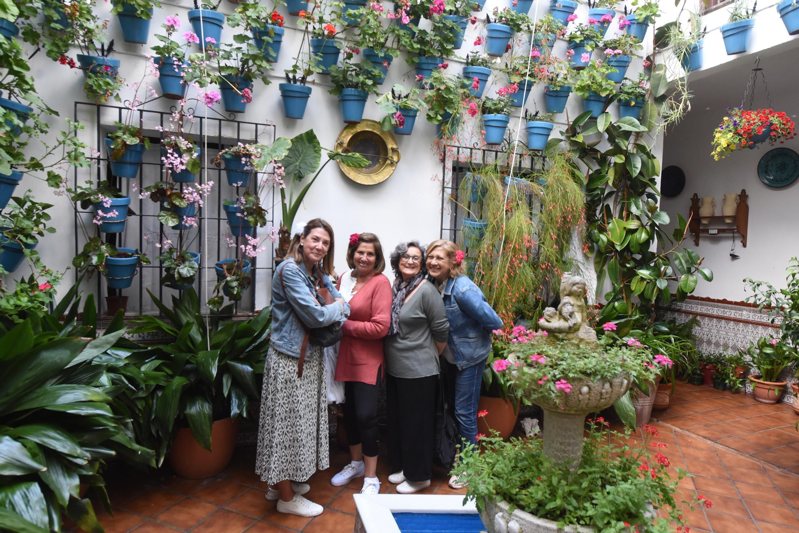 Turistas un patio de la Judería y San Francisco