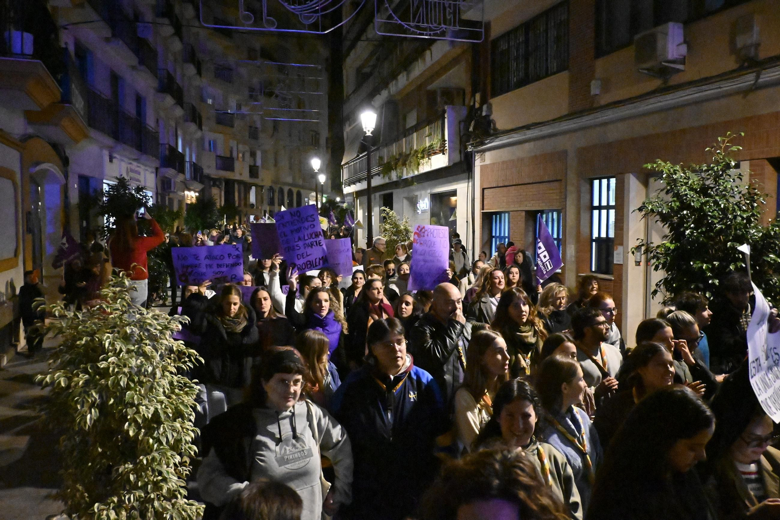 Imágenes de la manifestación con motivo del 25N en Huelva