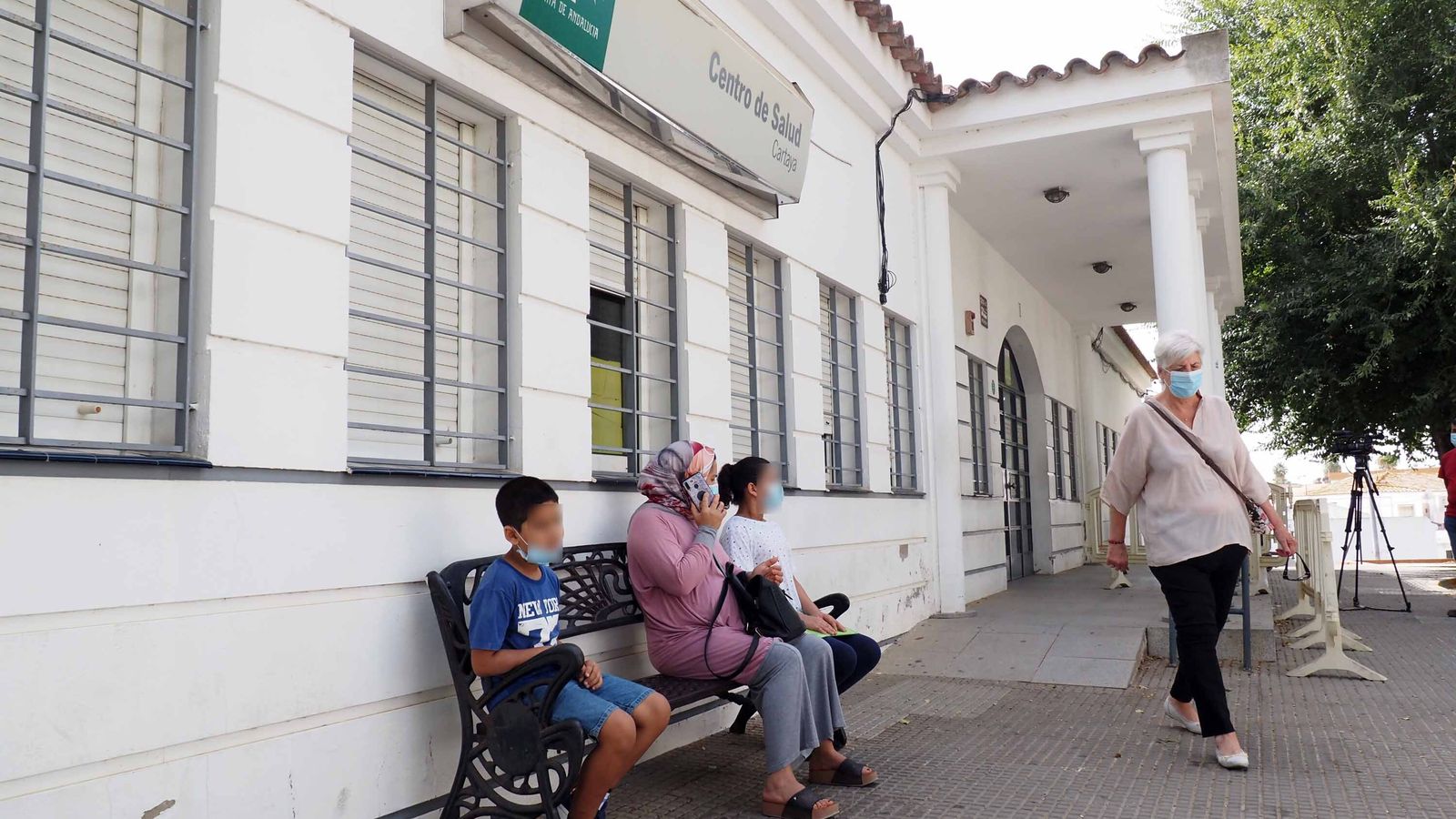 Usuarios a las puertas del centro sanitario cartayero, ayer miércoles