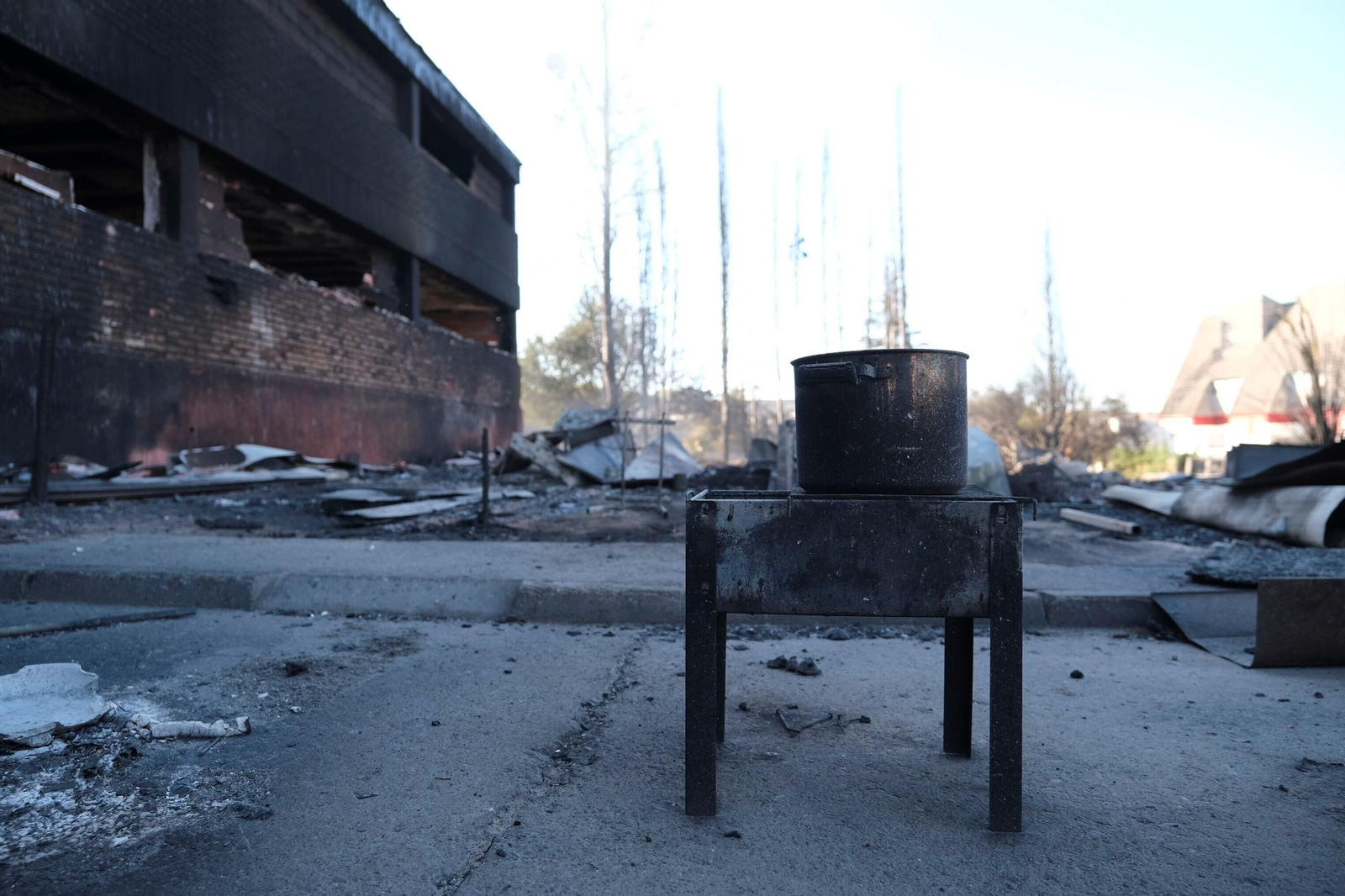 El día después del gran incendio de Chinales, en fotografías: rescoldos, humo y pérdidas El día después del gran incendio de Chinales, en fotografías: rescoldos, humo y pérdidas