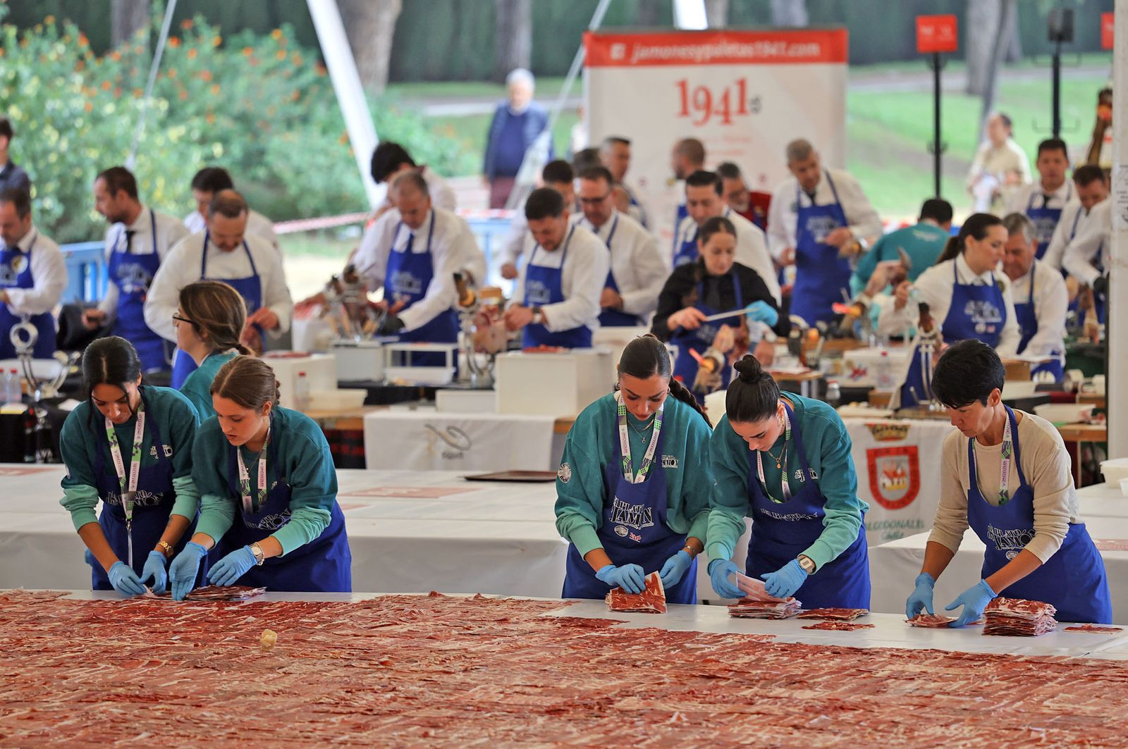 Huelva consigue el récord Guinness con el plato de jamón más grande del mundo, en imágenes