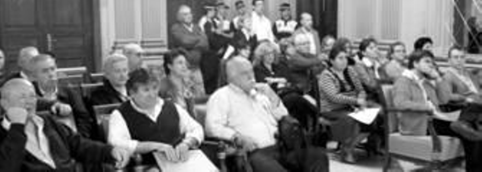 El alcalde estrecha la mano del socialista Paco Sánchez tras su toma de posesión como concejal.