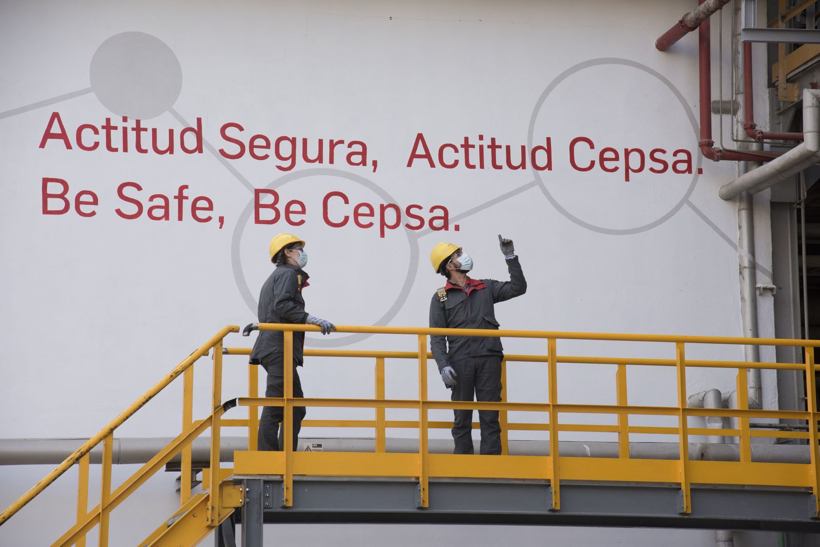 Dos trabajadores de Cepsa.