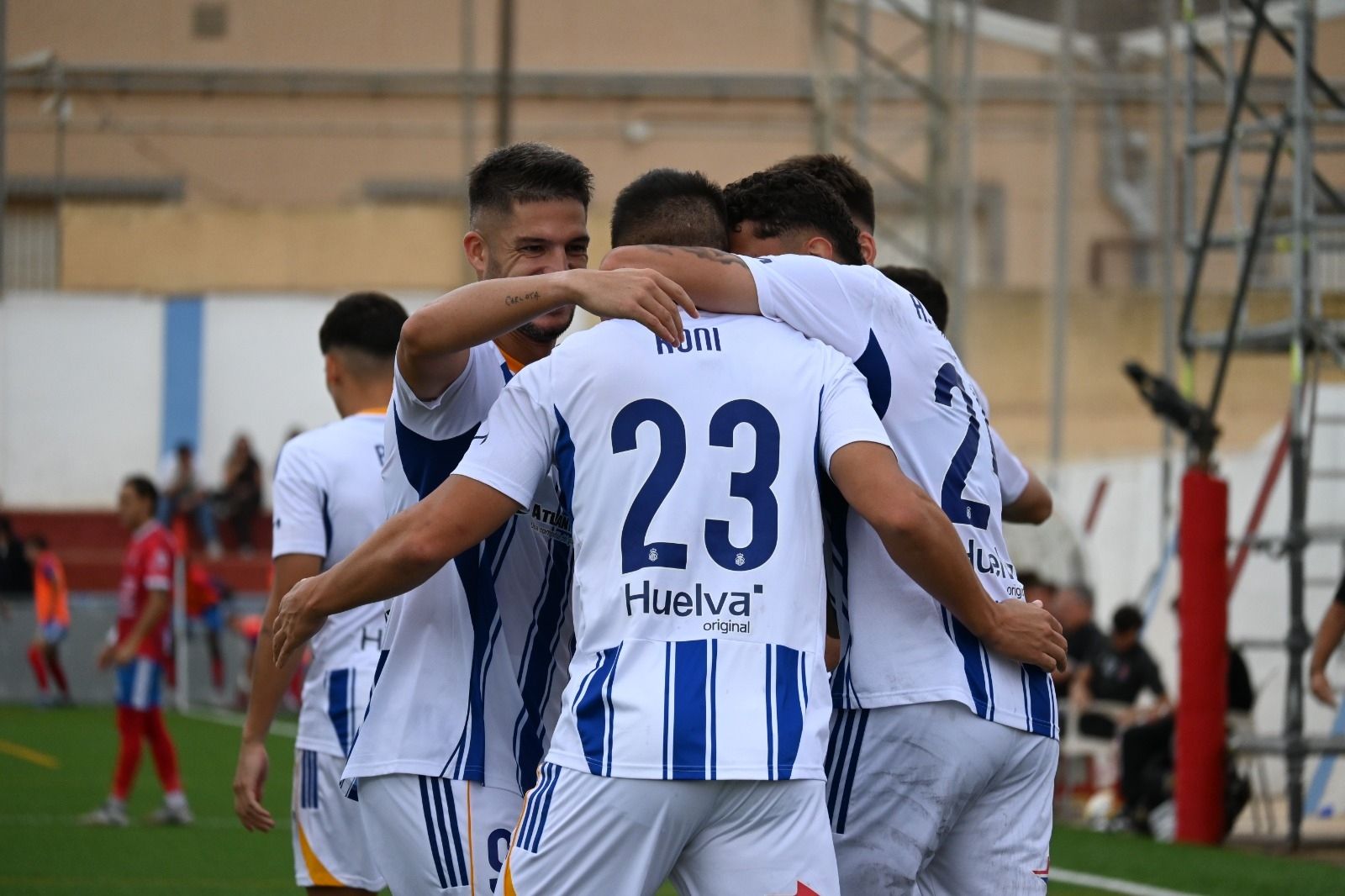 Los jugadores del Recre celebran el gol de Roni a la Deportiva Minera en la primera vuelta.