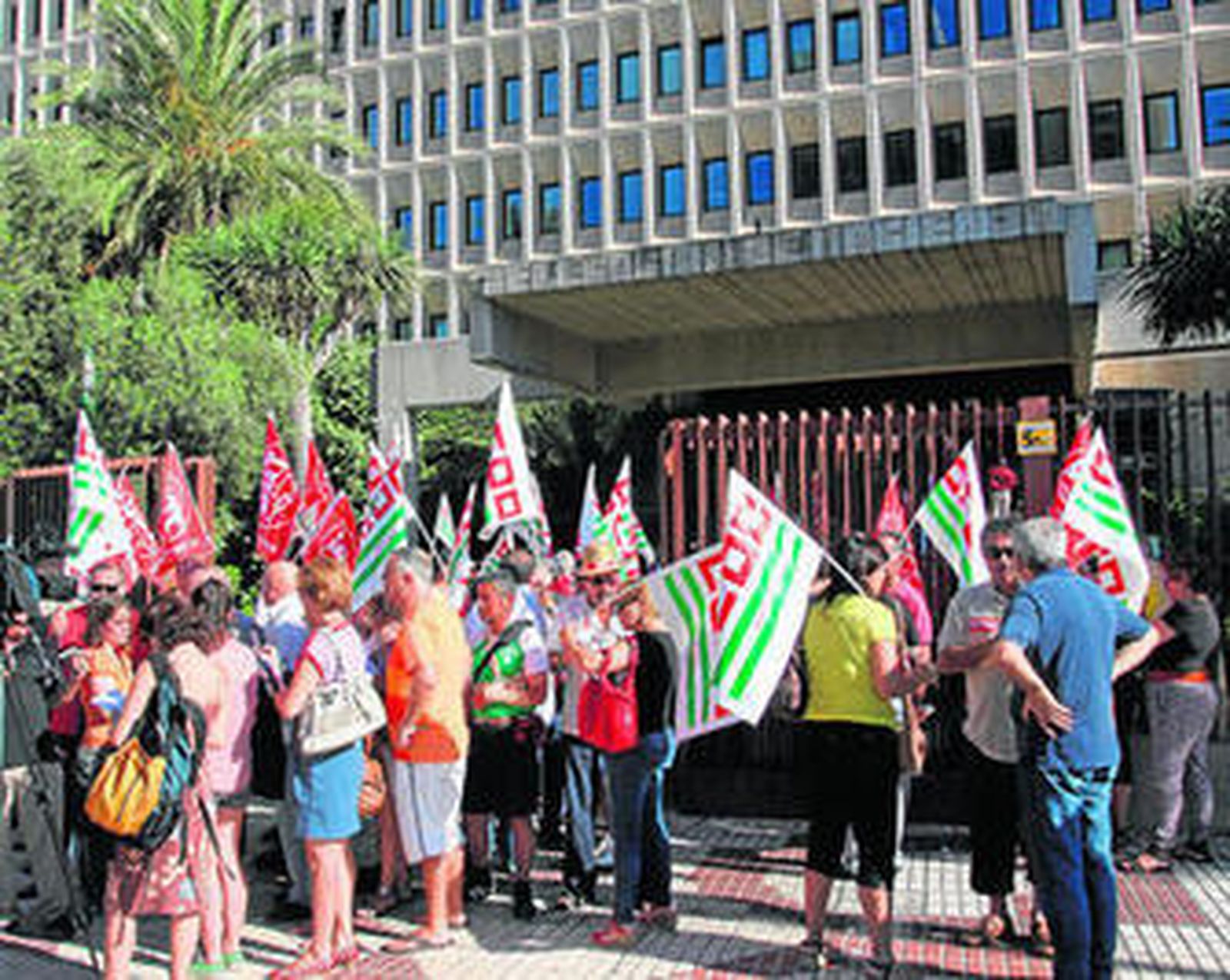 Los manifestantes, ayer, ante la sede de Hacienda.