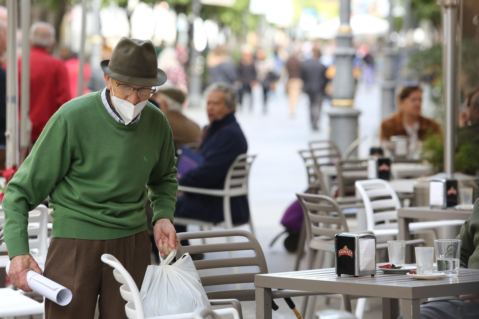 Persona con mascarilla en el centro de la ciudad.