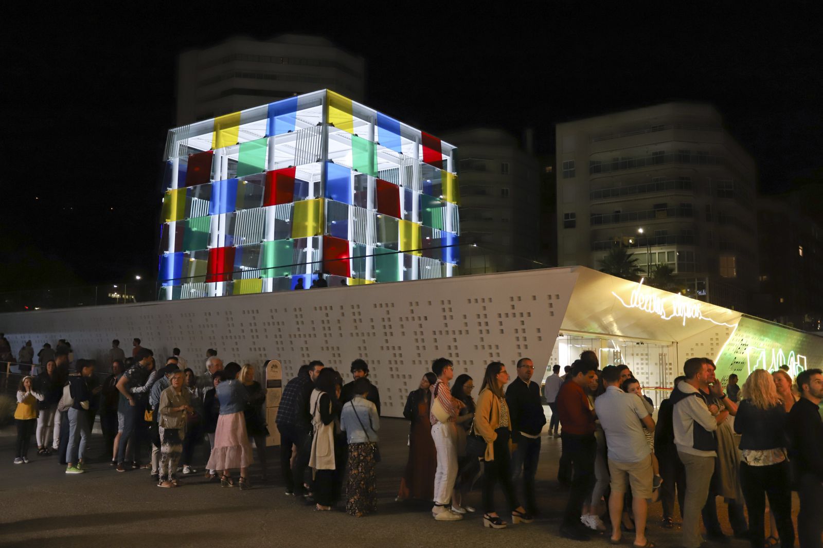 Ambiente en el Centro Pompidou durante la pasada Noche en Blanco.