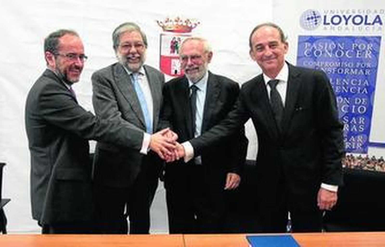 Óscar Grau, secretario general del Ayuntamiento nazareno; el alcalde Francisco Toscano; Ildefonso Camacho (SJ); y Gabriel Perez Alcalá, rector de la Loyola