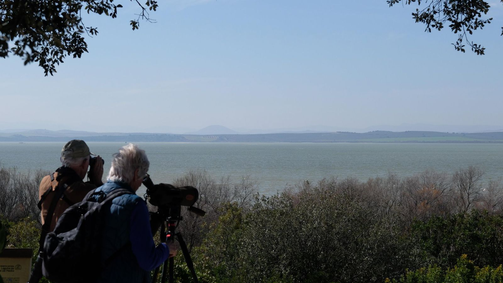 Visitantes en la laguna de Fuente de Piedra.