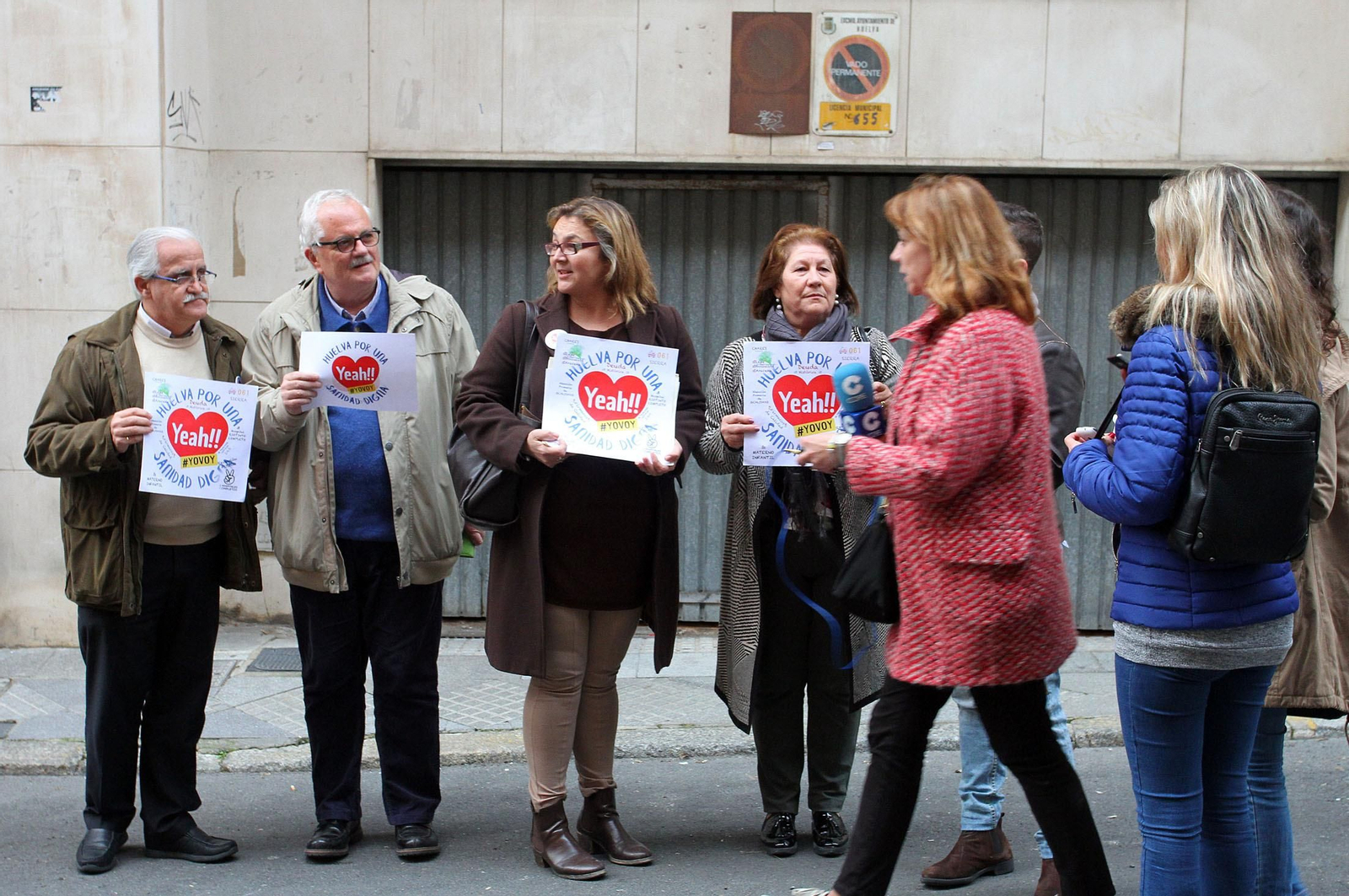 Miembros de la plataforma, en su frustrado intento de hablar con Susana Díaz el pasado día 7. Miembros de la plataforma, en su frustrado intento de hablar con Susana Díaz el pasado día 7.
