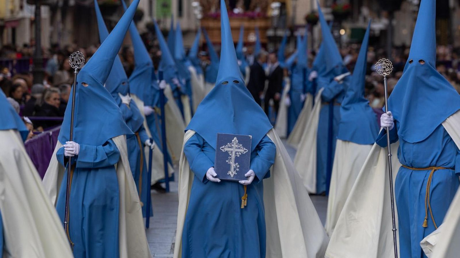 Los cofrades se rinden ante los grandes pasos de misterio del Lunes Santo