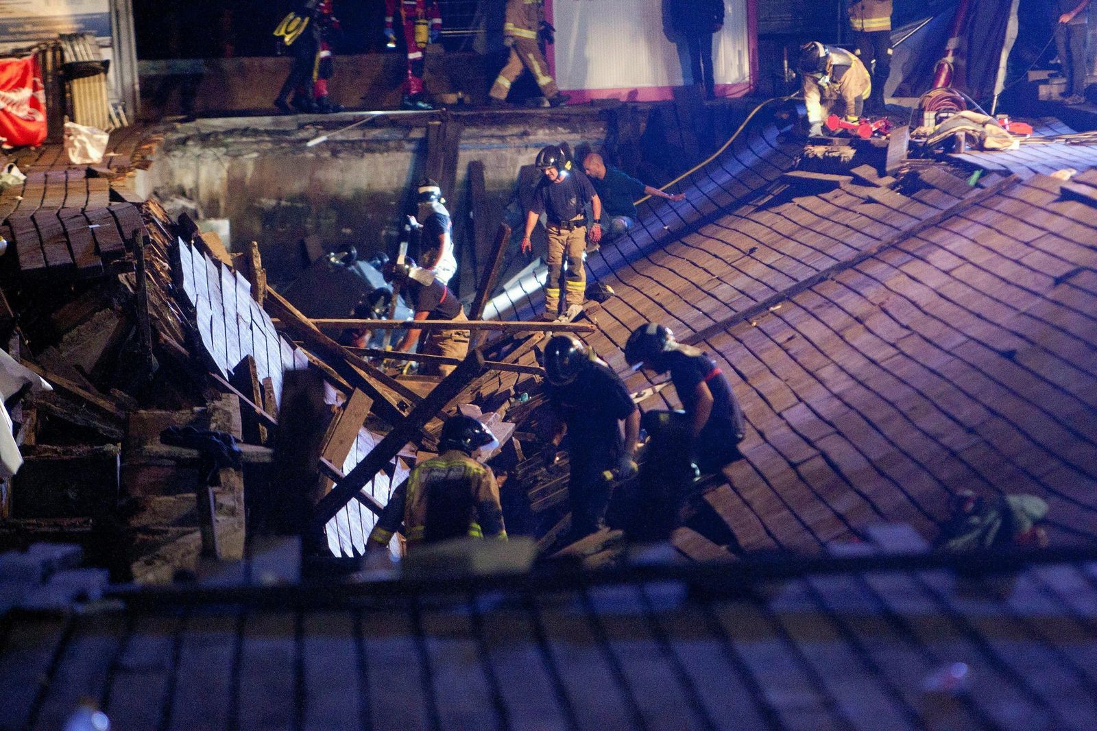 Imágenes de la caída al mar de los asistentes al festiva O Marisquiño