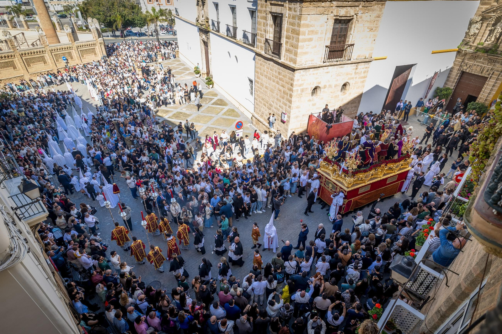 Imágenes de la salida de la Sagrada Cena en la Semana Santa de Cádiz 2025