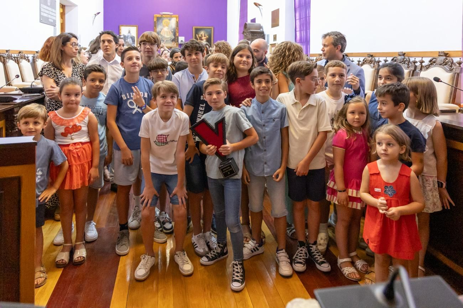 Recibimiento en el Salón de Plenos del Ayuntamiento de Lucas Paulano, el joven talento ganador de La Voz Kids 2025