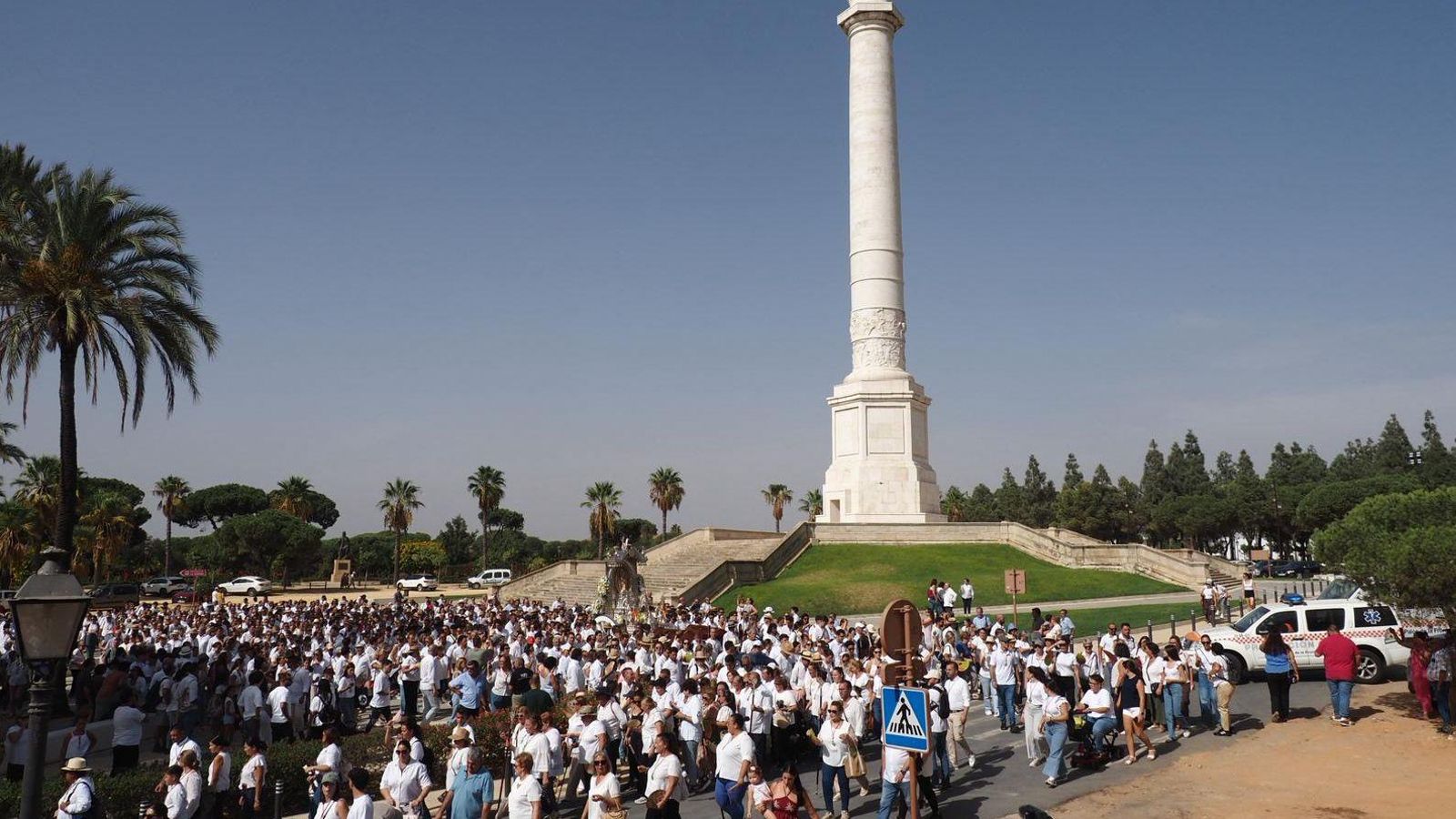 Gran número de personas acompaña a la Virgen de los Milagros