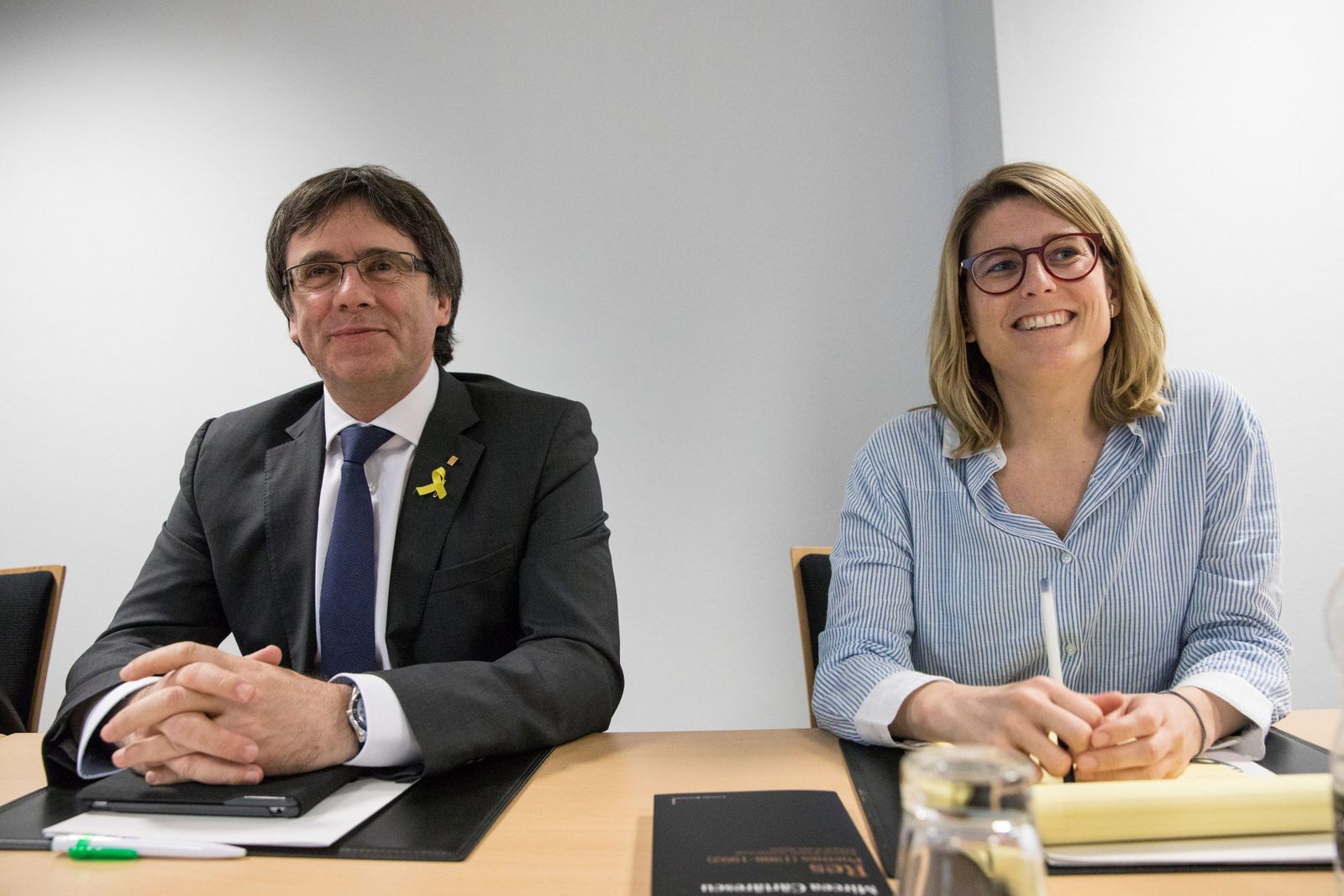 Puigdemont, el sábado en Berlín con la portavoz de su formación y posible candidata alternativa si él no es elegido 'president', Elsa Artadi.