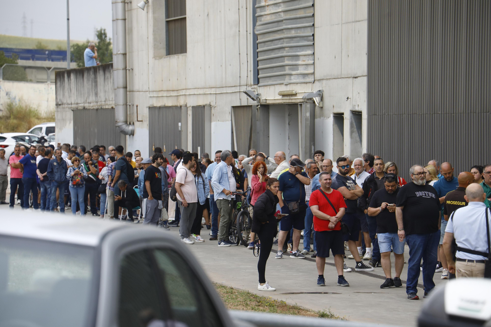 Las mejores fotos de las colas de El Arcángel para conseguir las entradas del Córdoba CF - Barcelona Atlétic Las mejores fotos de las colas de El Arcángel para conseguir las entradas del Córdoba CF - Barcelona Atlétic