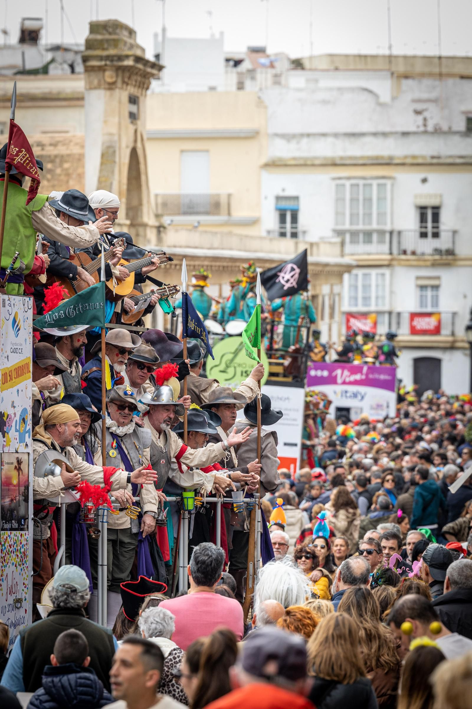 Imágenes del lunes de coros e ilegales del Carnaval de Cádiz 2023