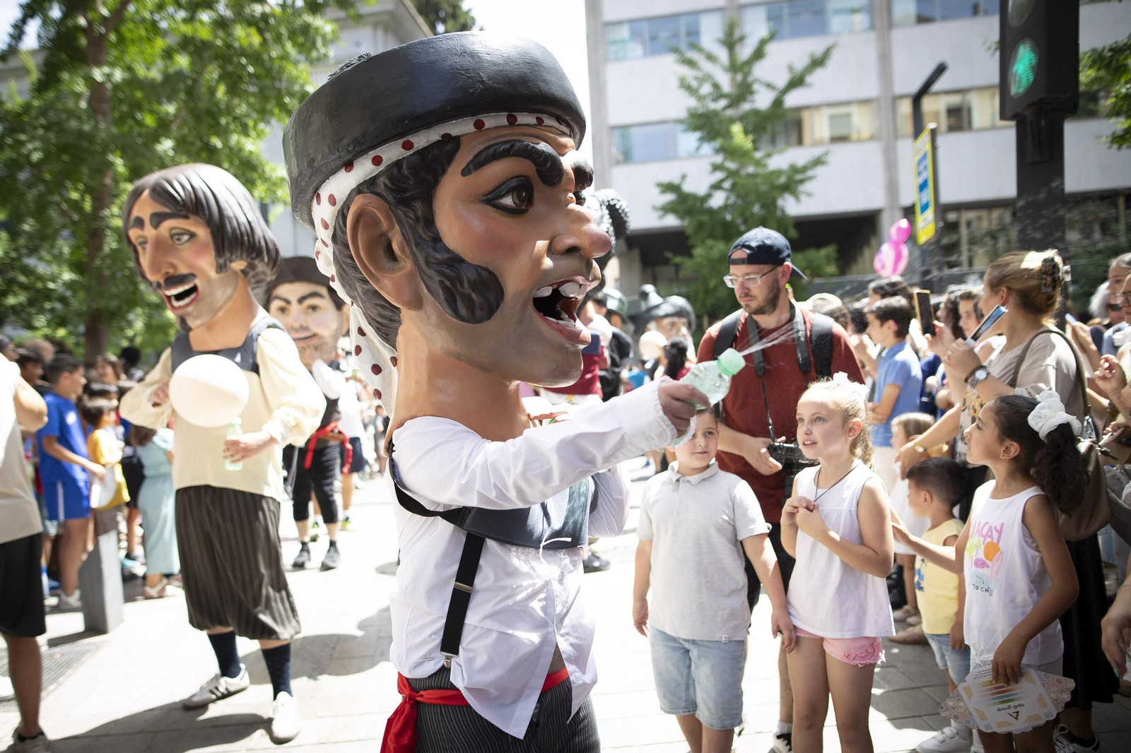 Las mejores imágenes del recorrido de la Tarasca por las calles de Granada