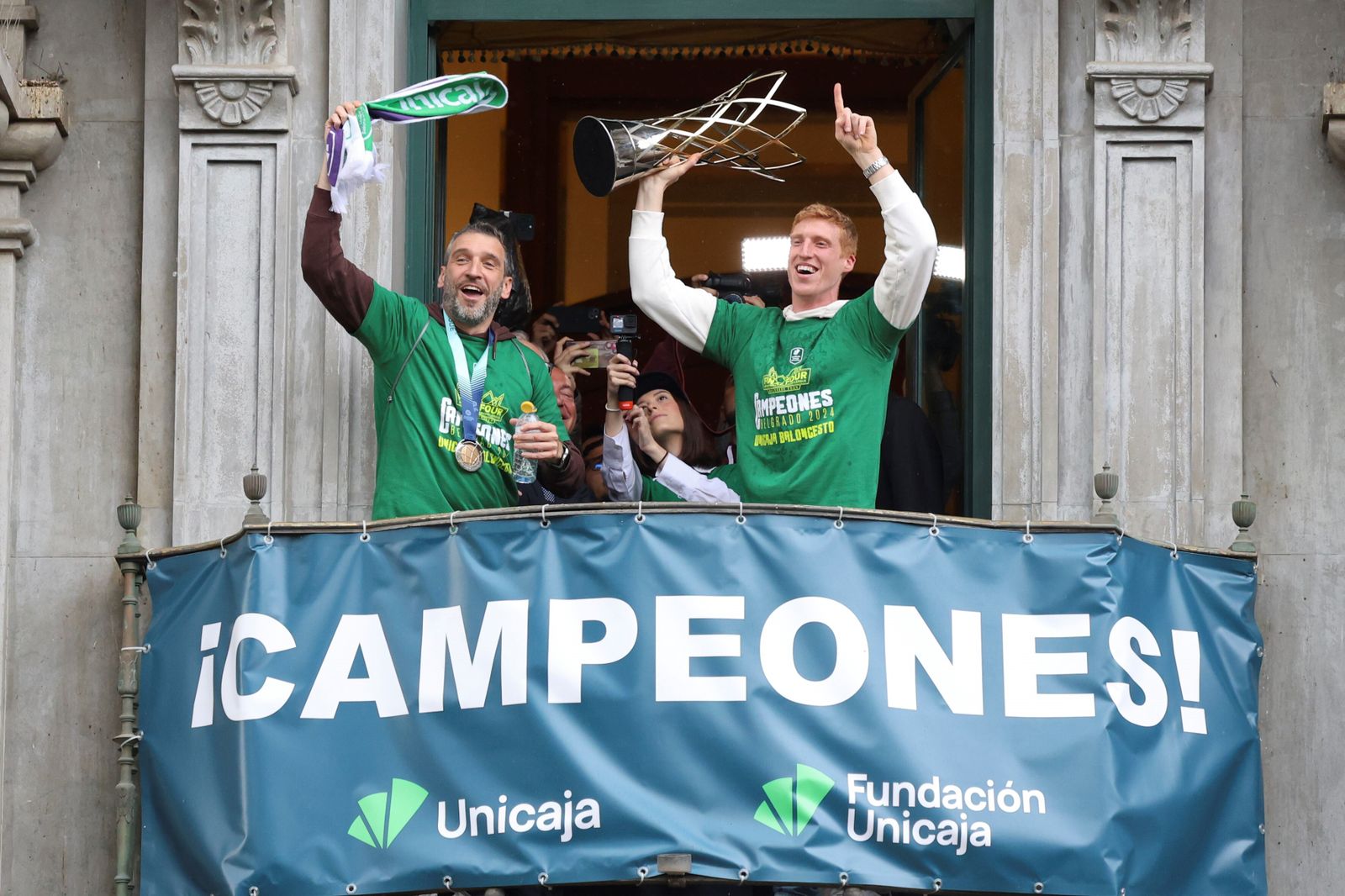 El Unicaja celebra en las calles de Málaga el título de la BCL