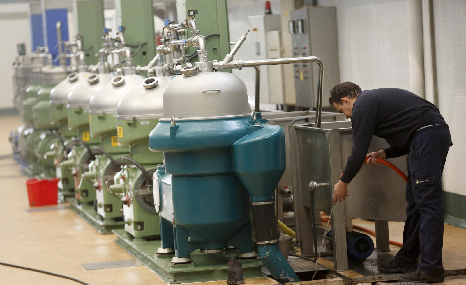 Un trabajador en una empresa de Málaga.