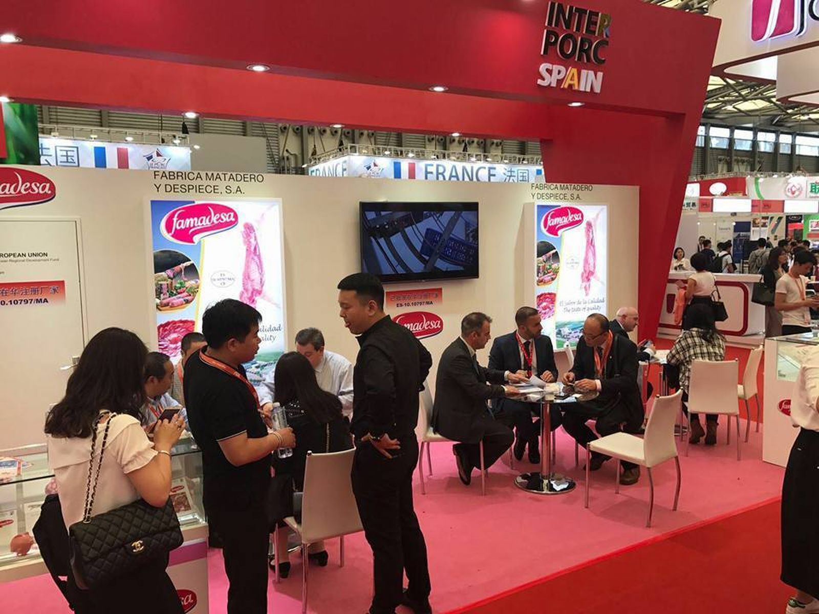 Visitas profesionales en el expositor de Famadesa.