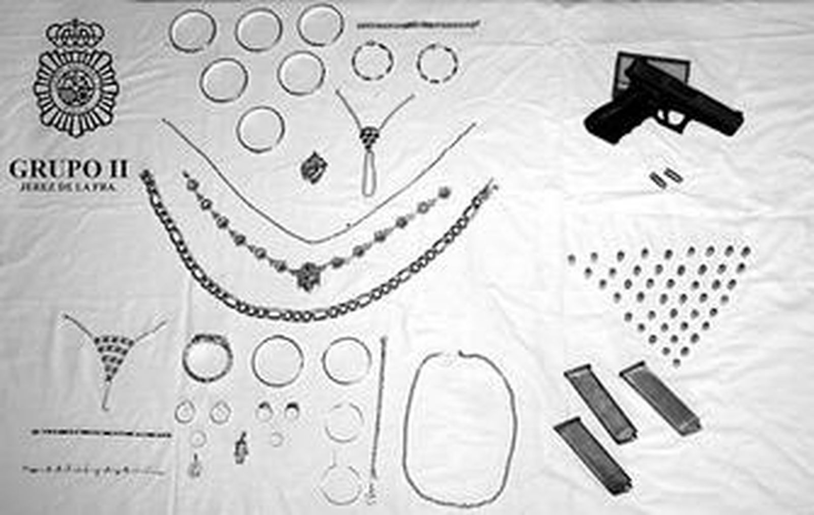 Pistola, cargadores y joyas recuperadas por la Policía tras un robo en una vivienda.