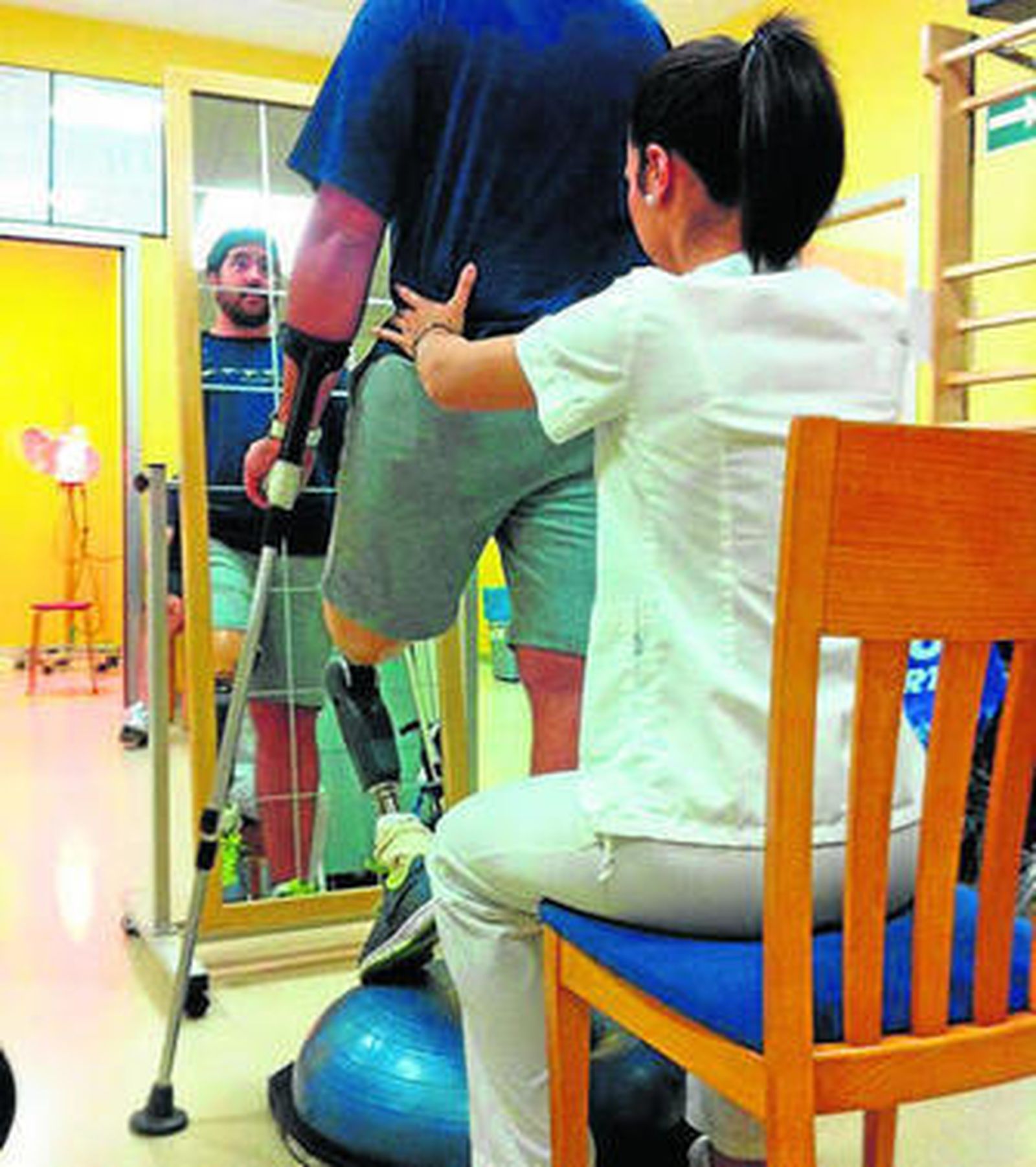 Labores de fisioterapia en uno de los boxes habilitados en el centro.