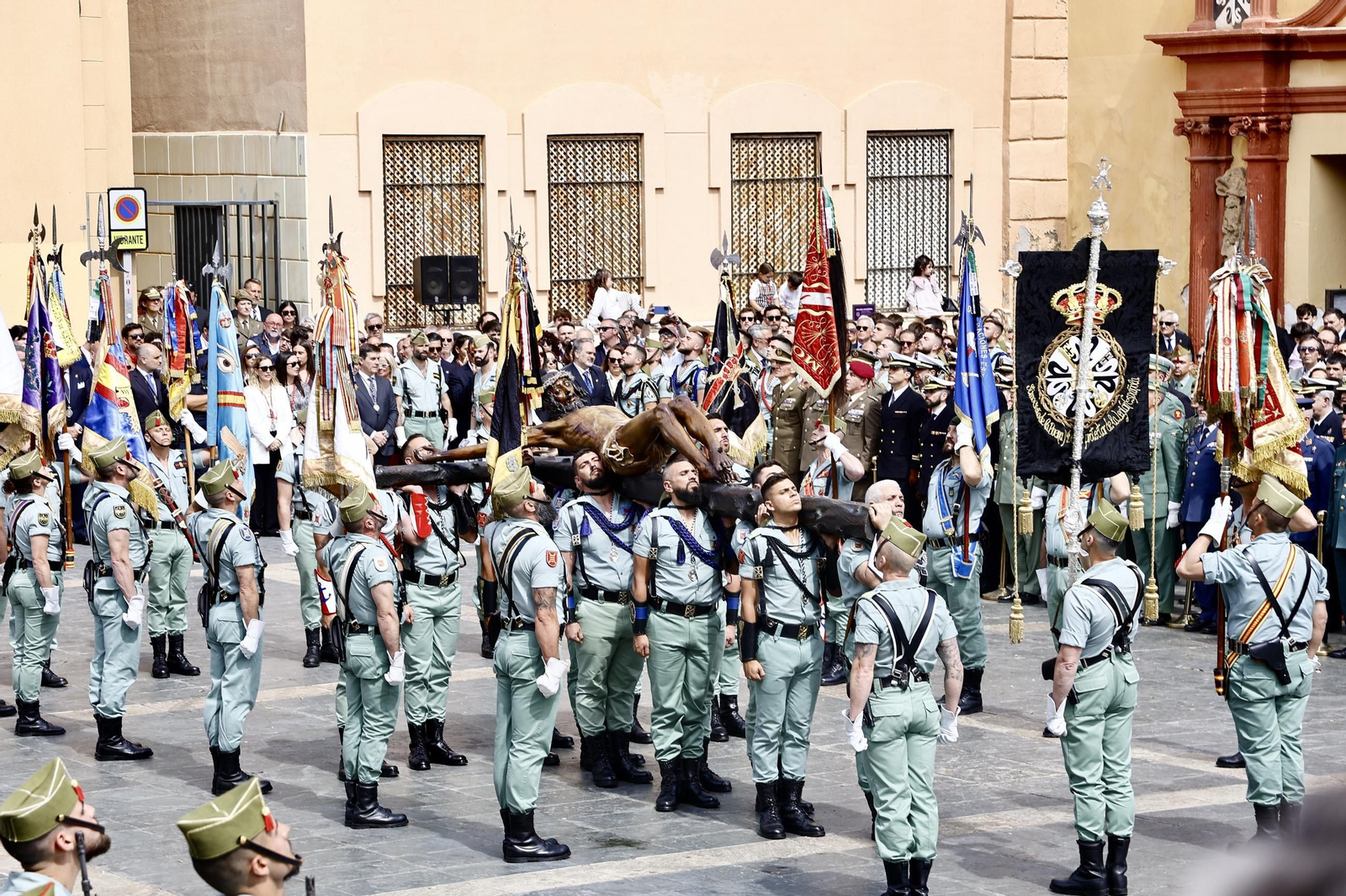 Las fotos de la Legión en el traslado del Cristo de Mena en Málaga este Jueves Santo