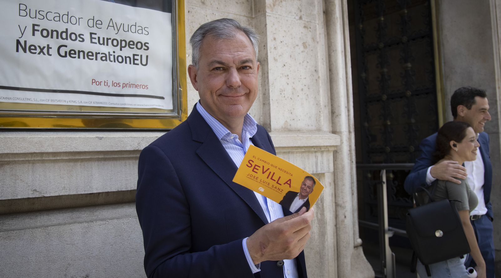 Sanz se abanica en la Avenida mientras Moreno posa para una foto con una simpatizante del PP.