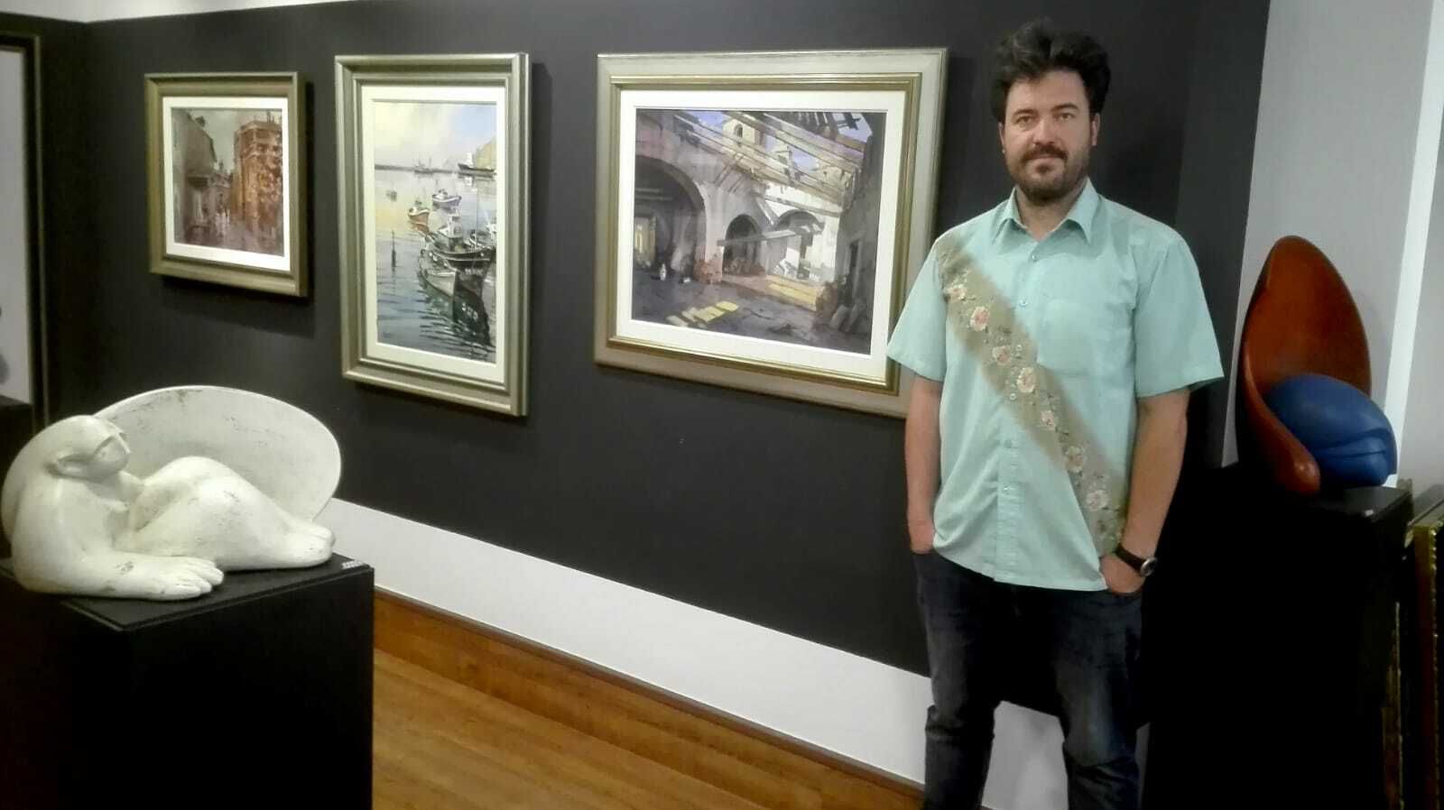 Javier Tortosa junto a varias de las obras de Visconti que conforman la exposición.