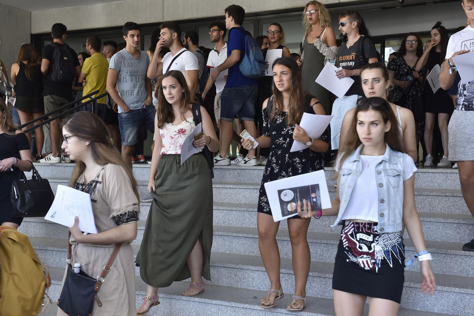 Un grupo de universitarios en su primer día de clase.