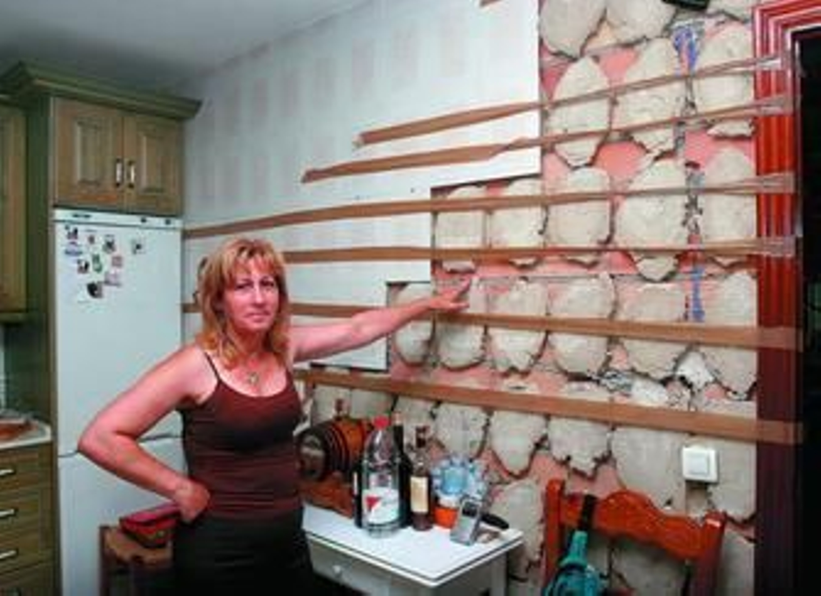 Otra de las vecinas de la pedanía de Gualdacín muestra la pared de su cocina.