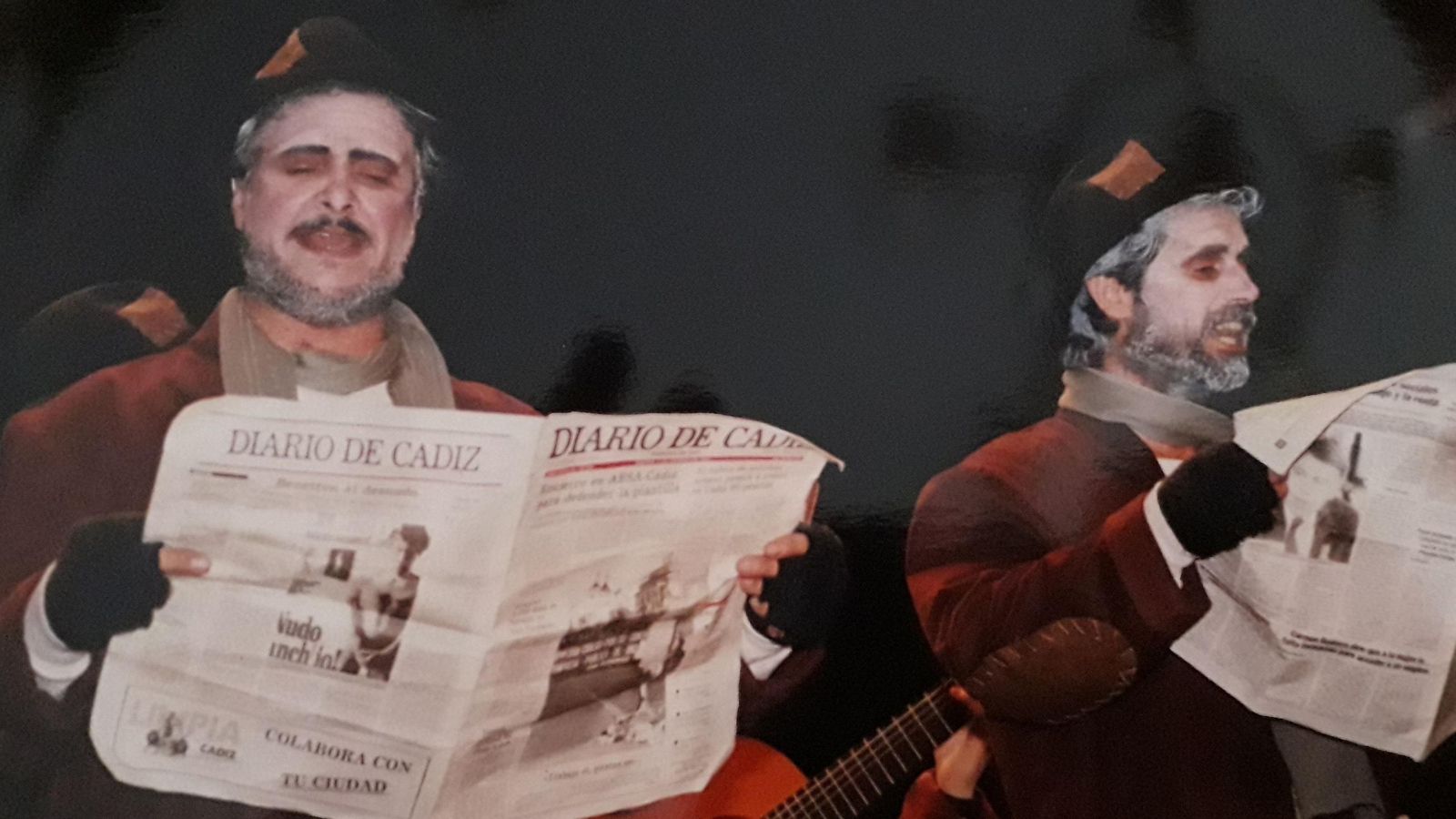 Rafael Velázquez, izquierda, en la comparsa ‘Los miserables’ (1993).