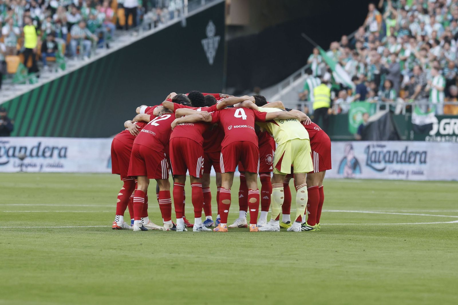 Los jugadores del Sevilla se motivan antes del comienzo del partido ante el Betis.