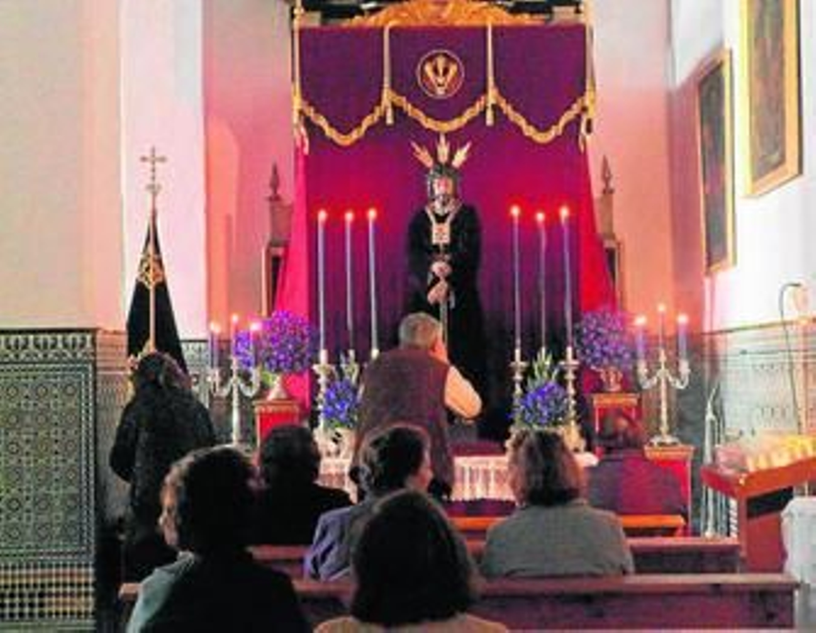 Fieles mostrando sus respetos a la imagen del Cautivo.