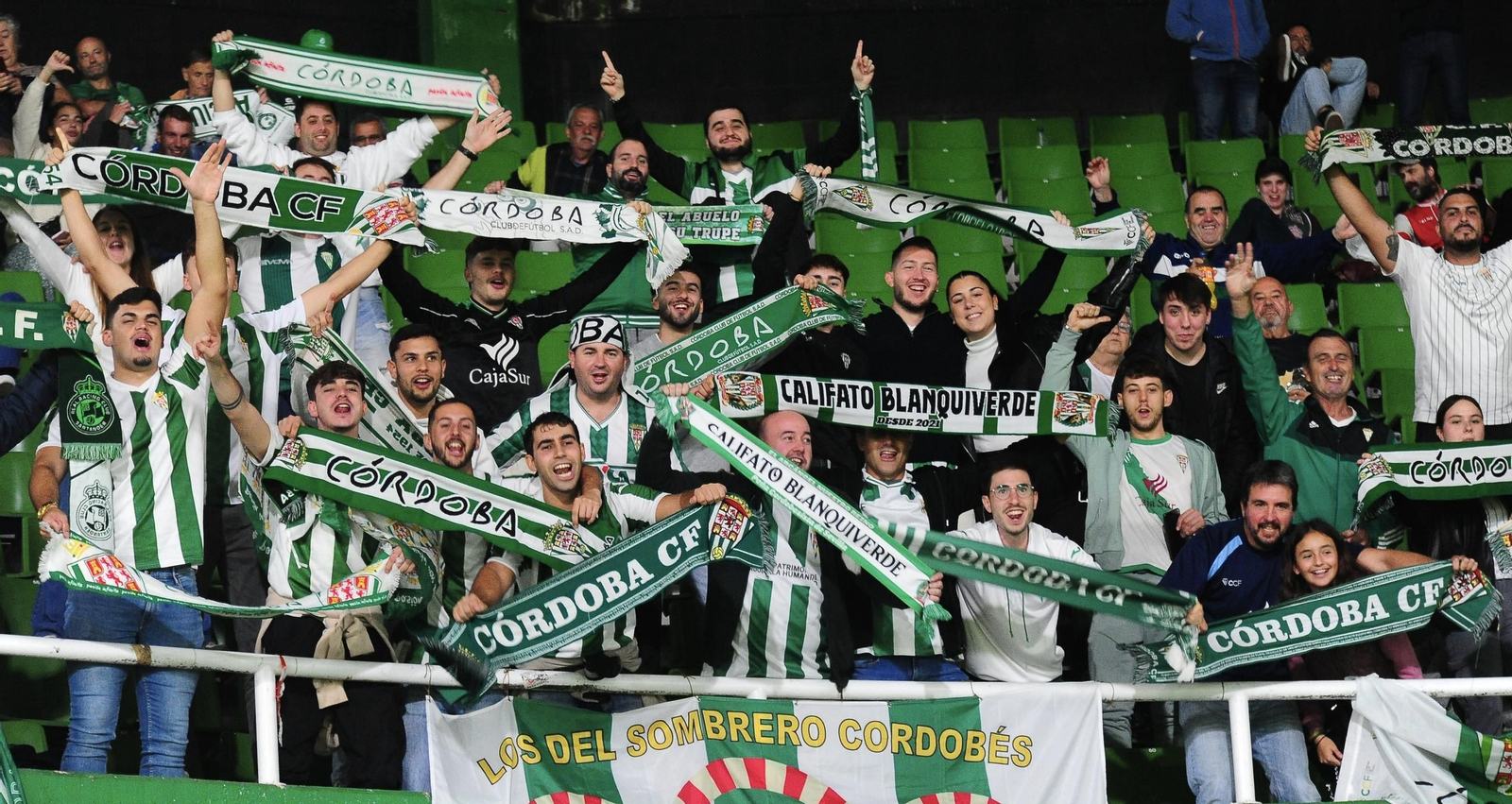 Aficionados cordobesistas animan en El Sardinero. Aficionados cordobesistas animan en El Sardinero.