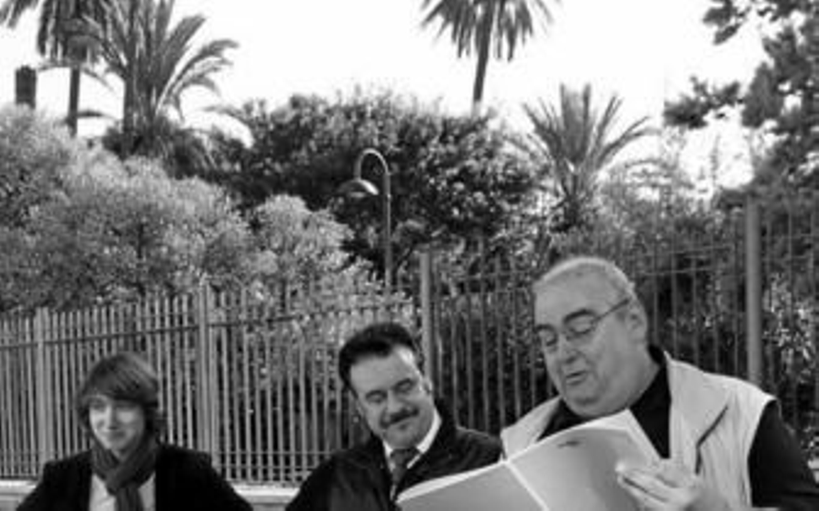 El joven maestro ruso Emelyanychev, el barítono malagueño Carlos Álvarez y el responsable escénico José Antonio Gutiérrez, en el Maestranza.