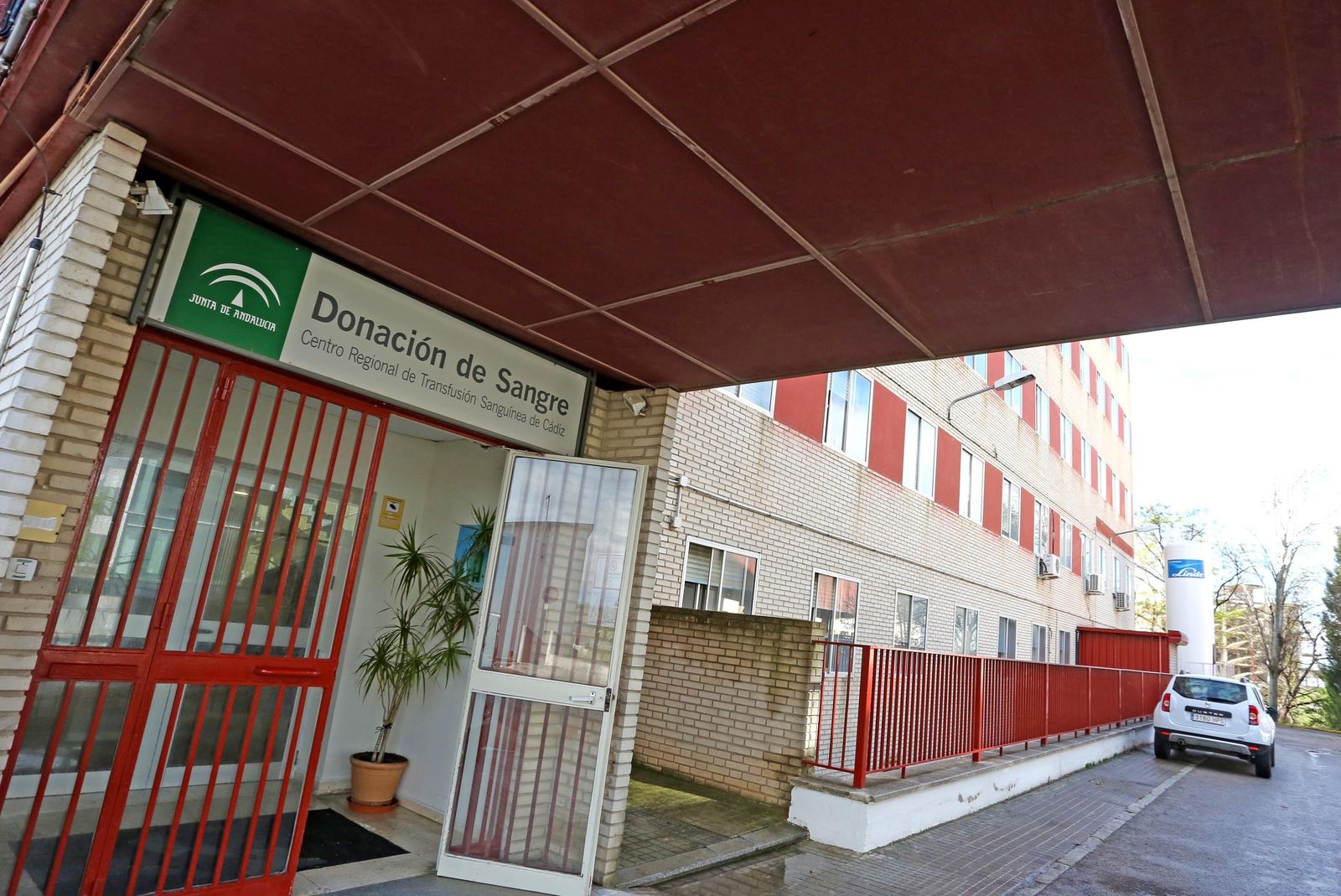 Entrada esta semana al Centro Regional de Transfusión Sanguínea, que tiene su sede en el hospital de Jerez.
