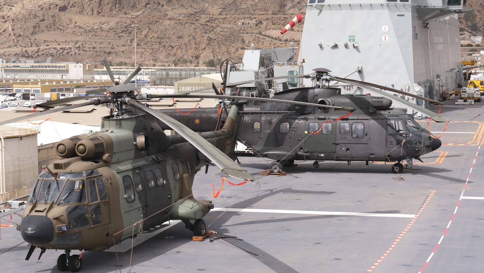 Fotogalería de la visita al portaaviones Juan Carlos I. Puerto de Almería.